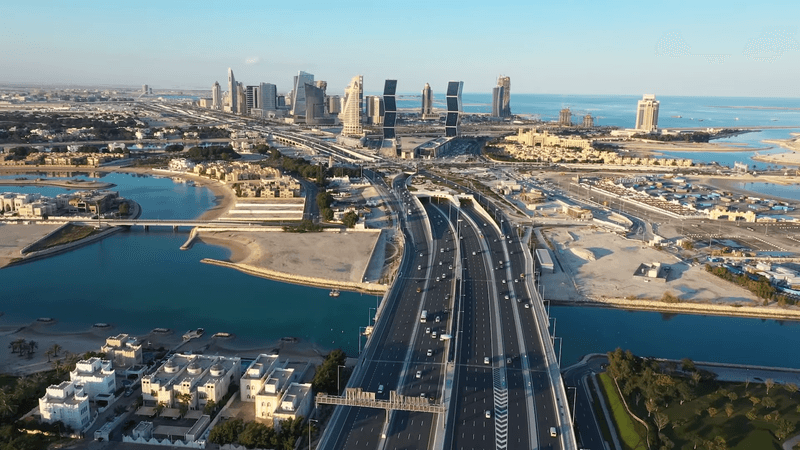 منظر جوي لطريق لوسيل السريع في قطر